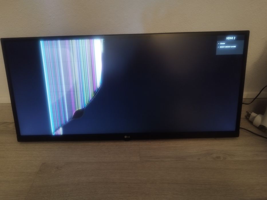 Vendo monitor LG 32'' ecrã metade partido