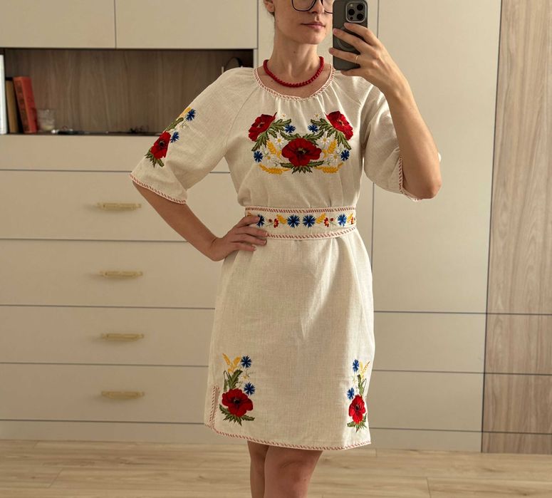 Сукня вишиванка лляна розмір 46 М  48 L, колір молочний, червоні квіти