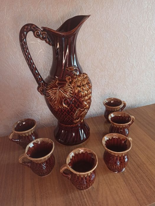 Глечик із чашками.