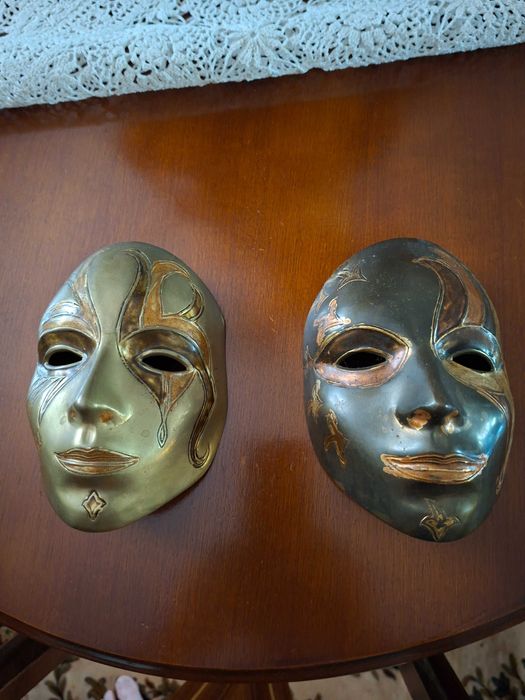 Dwie maski weneckie duże teatralne z mosiądzu