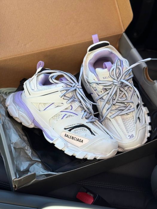 Кросівки balenciaga track жіночі в кольорах.