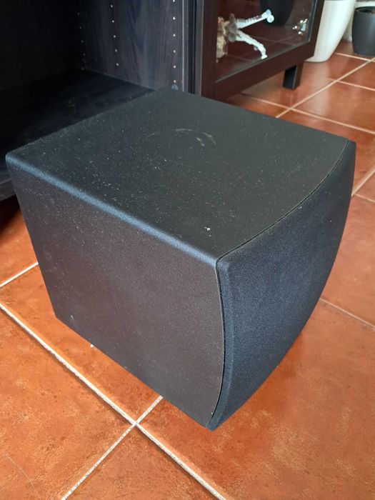 Subwoofer Ativo Yamaha NS-SW280 — Graves Potentes para Home Cinema
