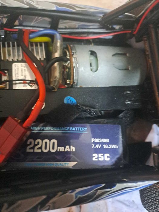 Carro telecomandado a bateria para competir