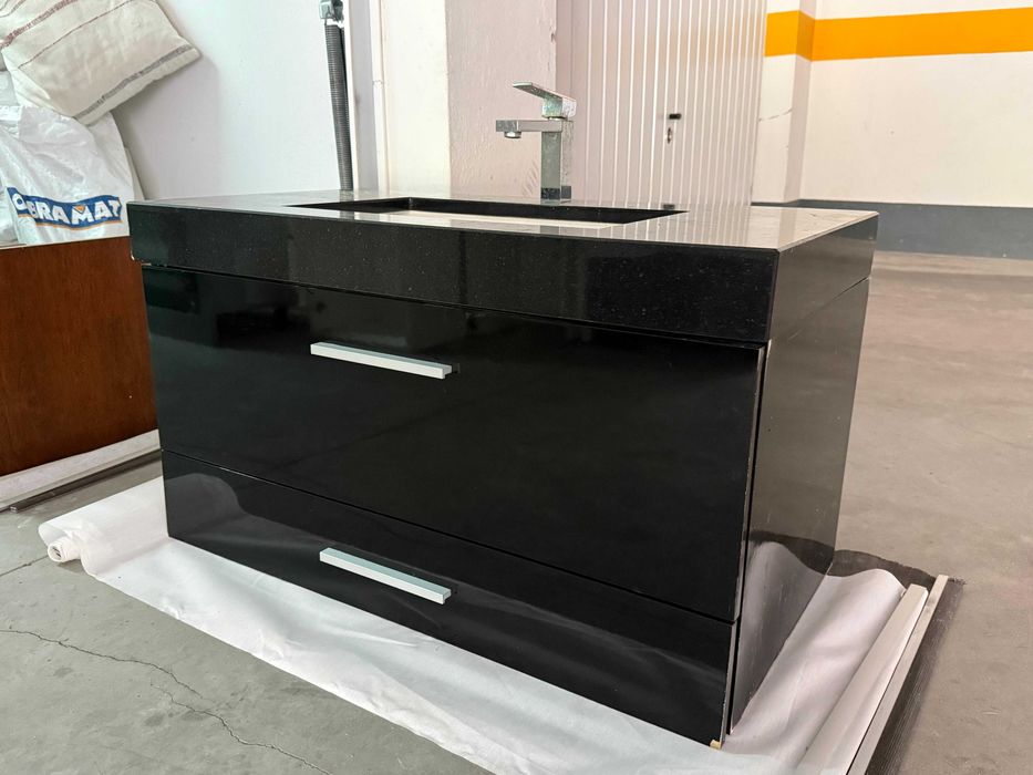 Móvel casa de banho preto com granito, lavatório e torneira Roca
