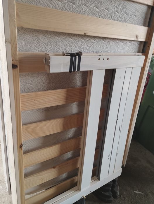 Cama com estrato e colchão