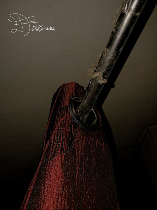 1 Curtain | Red | +2 Pairs of Tiebacks | 2,25m L/1,37m W | 2010s