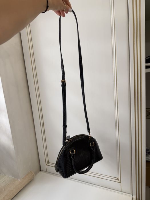 Лаковая сумочка Guess