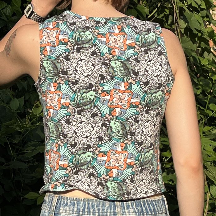 Коротка футболка без рукавів / майка