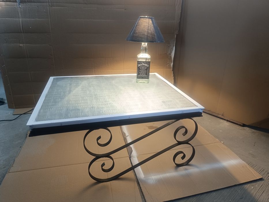 Mesa de centro artesanal em ferro e vidro com iluminacao LED