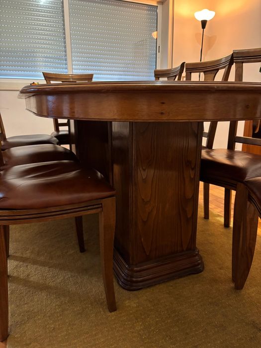 Mesa de jantar com oito cadeiras