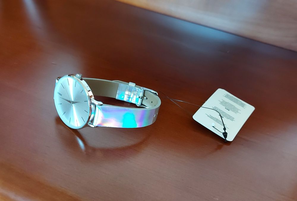 Zegarek firmy Reserved średnica koperty 4 cm srebrny efekt hologramu