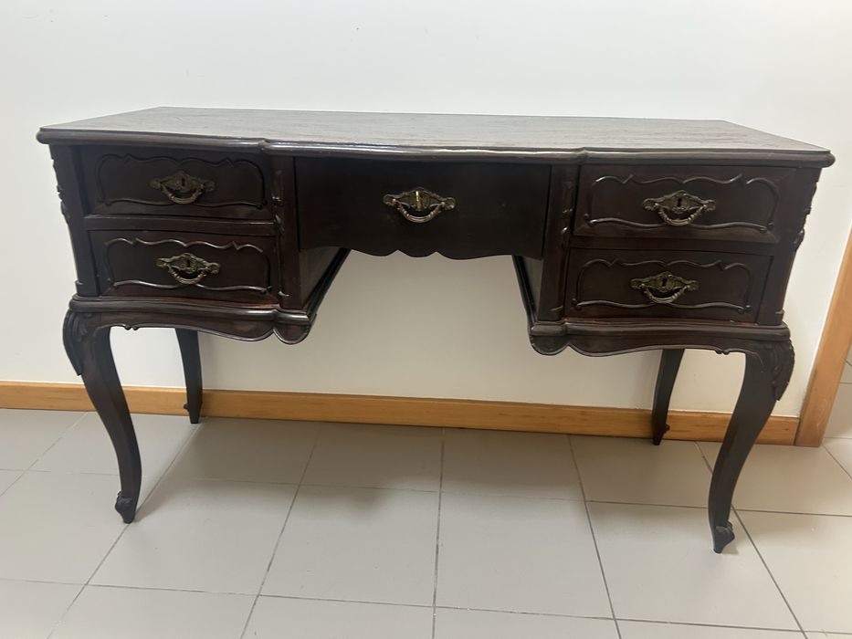 Cómoda antiga em madeira