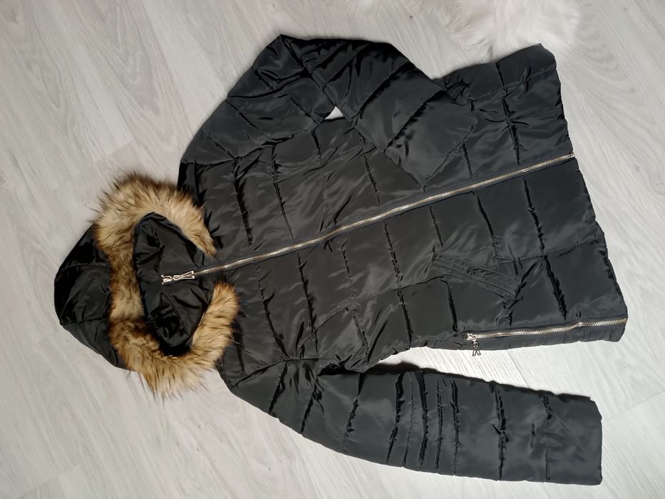 Kurtka zimowa z kapturem ocieplana czarna pikowana kurteczka S-M