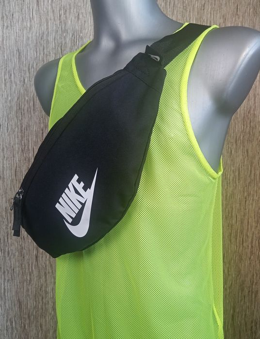 Nerka saszetka na pas NIKE czarna