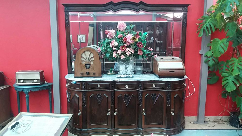 Aparador / louceiro com espelho madeiras maciças/ mesas de apoio