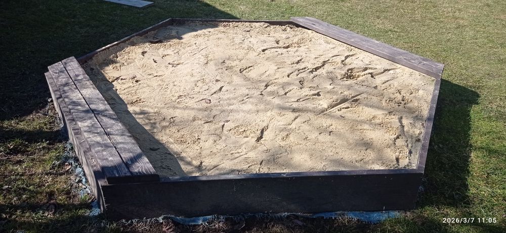 Duża piaskownica i piasek