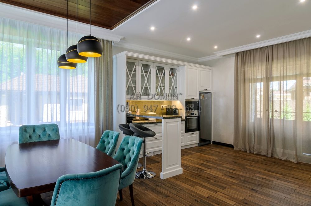 Сучасний будинок біля річки