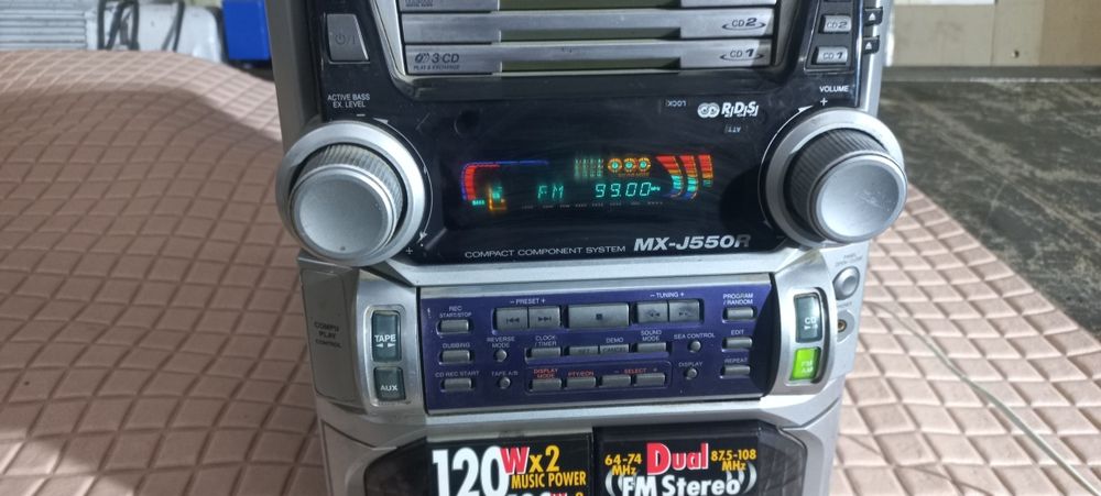 Музичний центр JVC MX-J 550R, в мережу вмикається, радіо працює