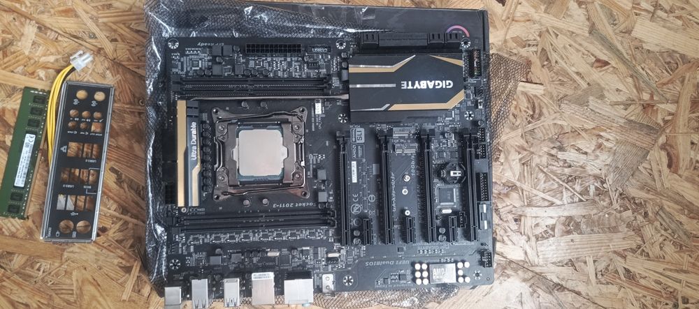 Продам материнську плату серверну