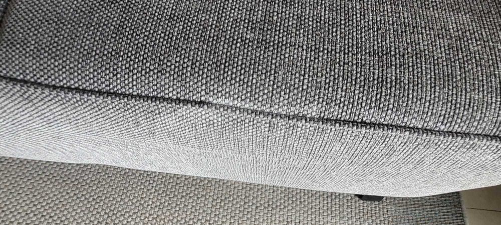 Sofá Moderno Cinzento de 3 lugares (tem uma mola partida)