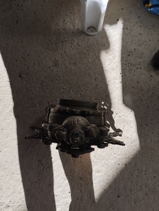 Relógio em bronze, muito antigo e pesado