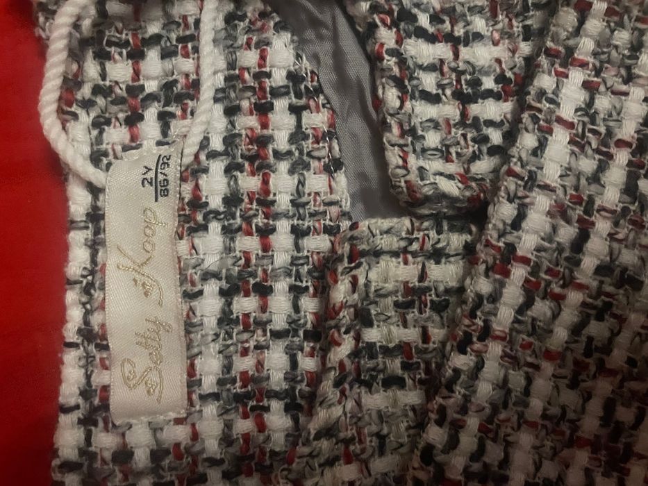 Дуже гарний костюмчик для дівчинки.