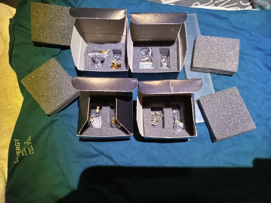 Conjunto de 4 caixas com 8 peças em miniatura de cristal.