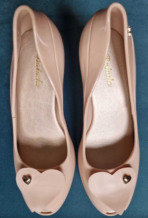 Gumowe beżowe buty na koturnie z sercem, pasują na rozmiar 38, nowe