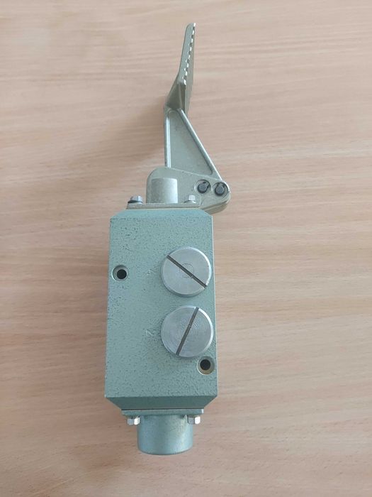 Zawór pneumatyczny rozdzielający 5 drogowy z pedałem "Łucznik"