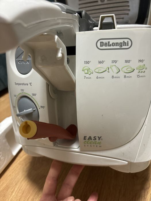 Фрейтюрниця італійська Delonghi