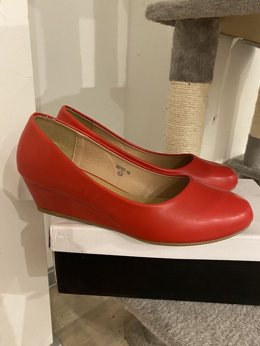 NOWE Czerwone, skórzane półbuty czółenka na koturnie