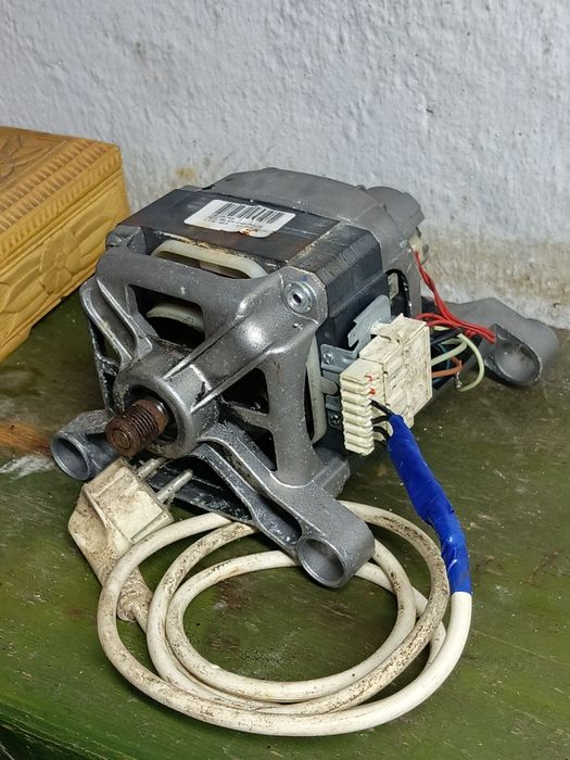 Мотор пральної машини. Підключений. Робочий. 13к обертів