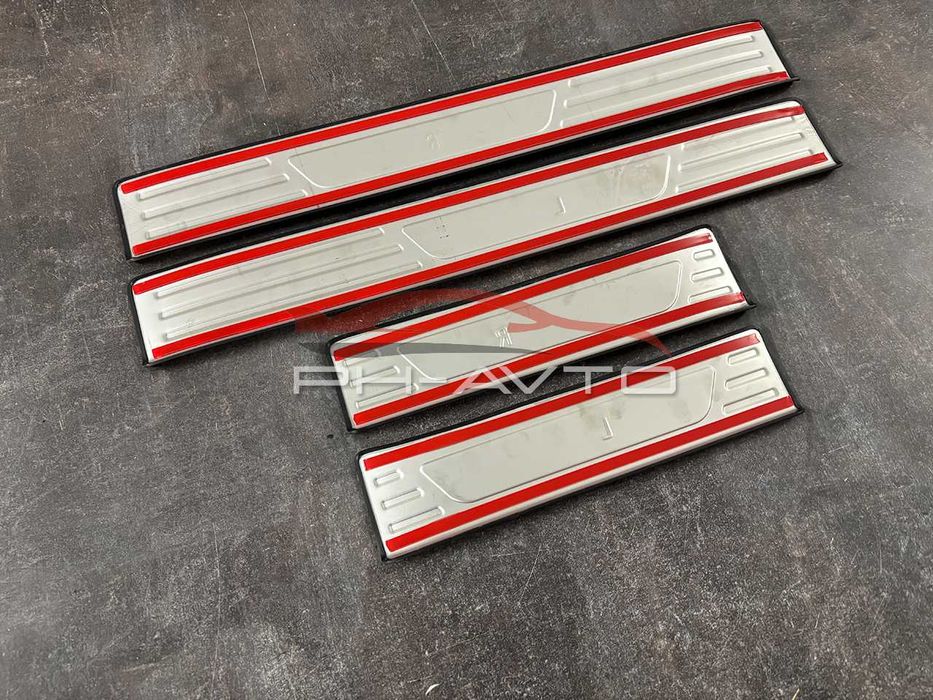 Накладки на пороги Mitsubishi Outlander 2022+ зовнішні на метал