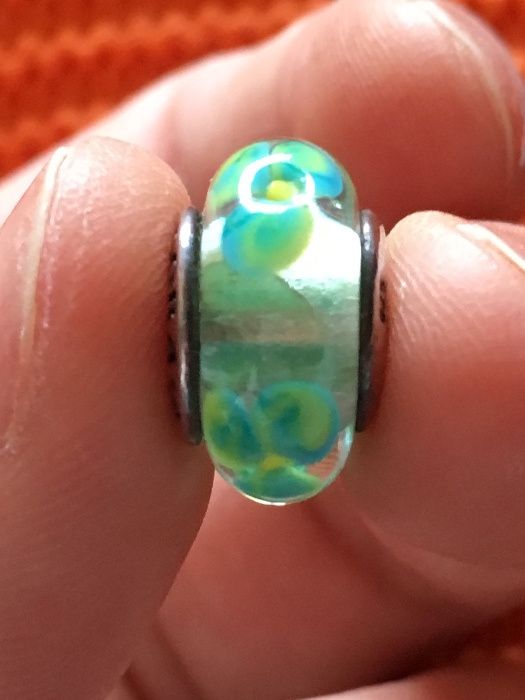 Conta murano verde com flores da marca Pandora