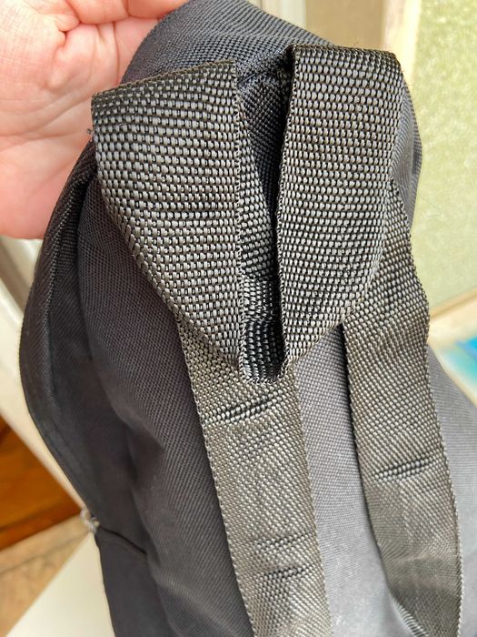 Pequena mochila preta e azul