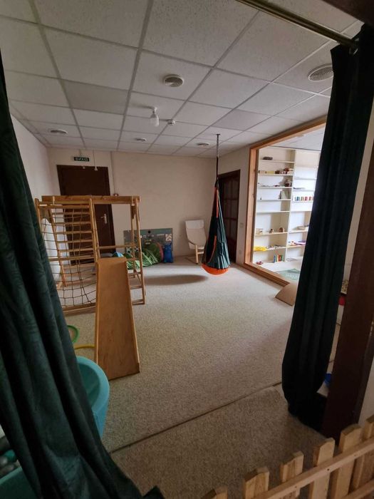 Комерційне приміщення в сучасному багатоповерховому будинку