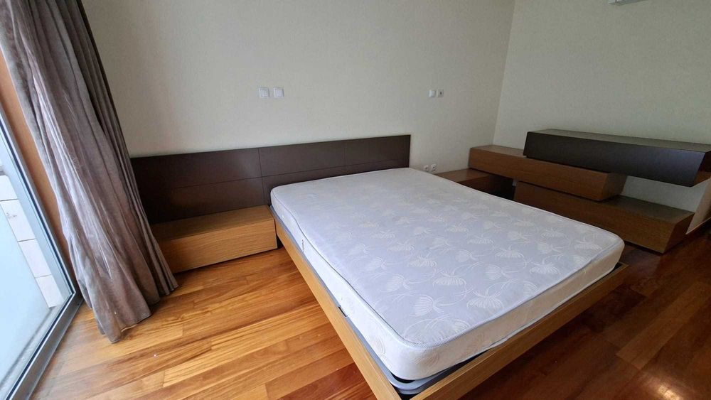 Suite: cama, mesas de cabeceira e cómoda integrada