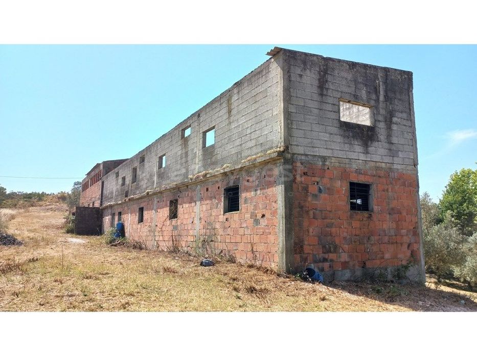 Terreno Misto com Armazéns Industriais e Excelente Localização, em ...