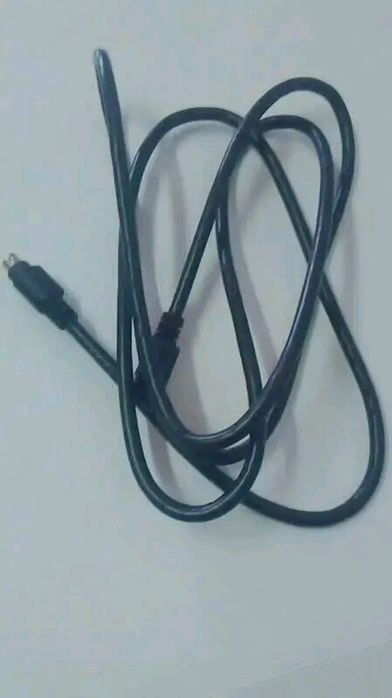 um saco de cabos VGA e DVI.  cabos de som etc 20 euros para