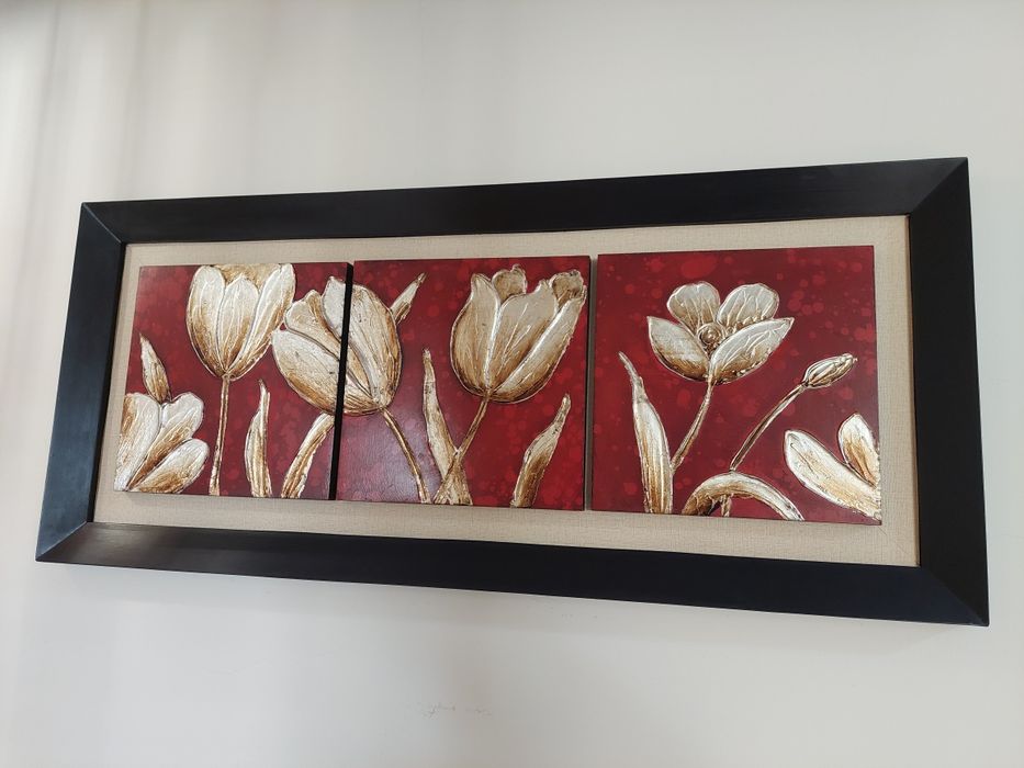Quadro de parede com moldura preta . Fundo vermelho escuro com tulipas pintadas em folha de estanho com relevo.  Alt. 48cm / Comp. 110cm.