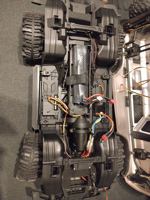 HB r1001 beluga  (nie traxxas)