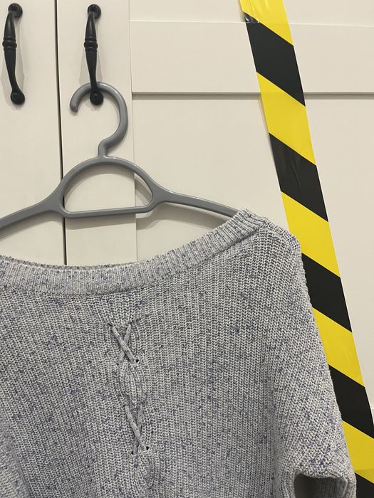 Jasno niebieski sweter