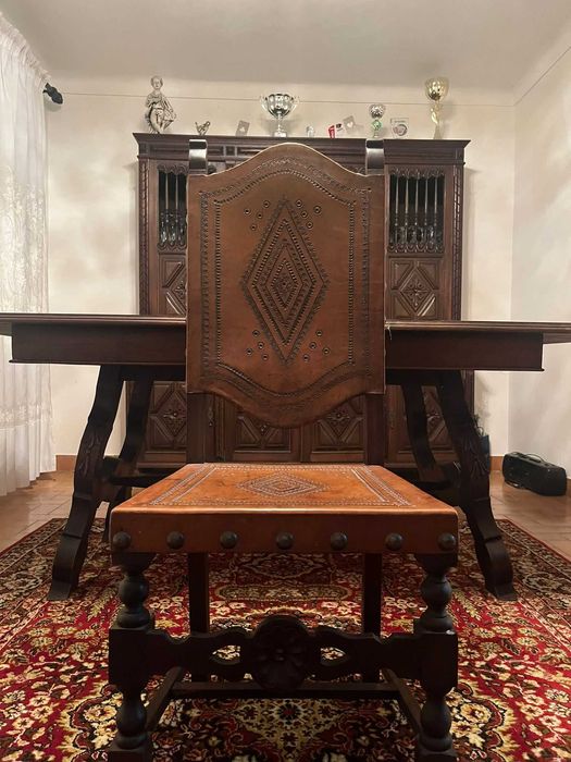Mobília de Sala de Jantar  Antiga, com 8 Cadeiras