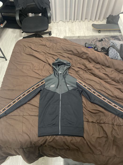 Casaco Nike preto e laranja