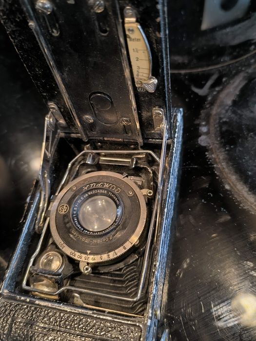 Máquina fotográfica antiga de fole