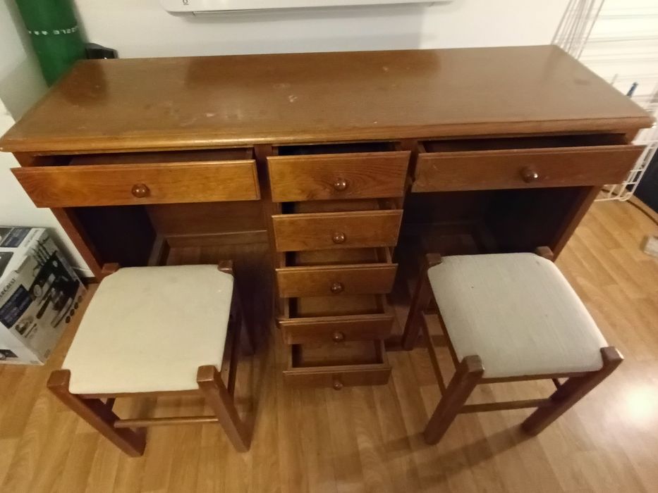 Secretária dupla, com bancos, em madeira maciça.