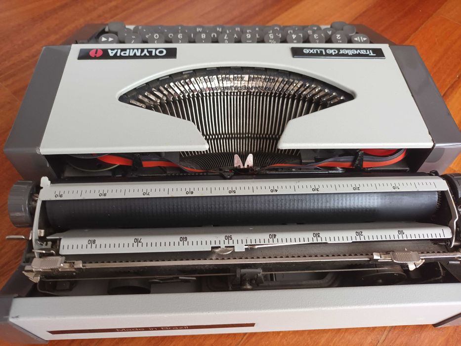 Máquina de escrever Olympia Traveller Deluxe