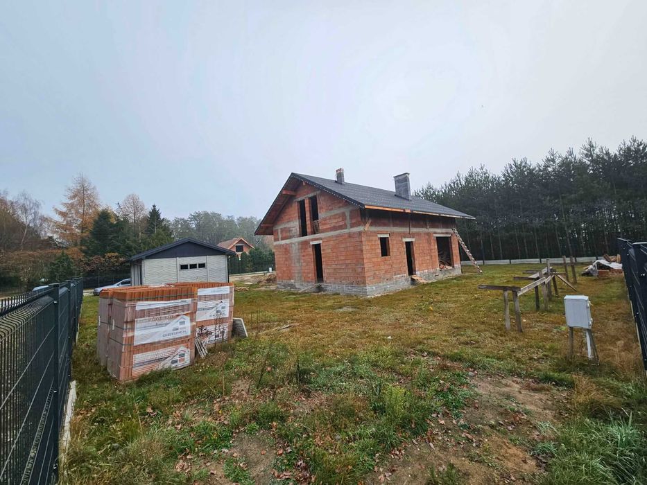 Działka z domem (stan surowy otwarty).