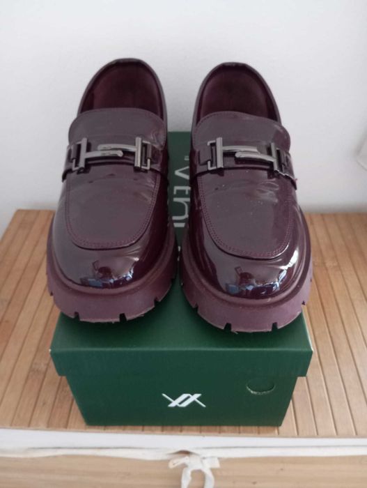 Sapatos efeito verniz, 38, da Verdefashion.GR