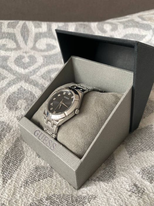 Жіночий наручний годинник Guess